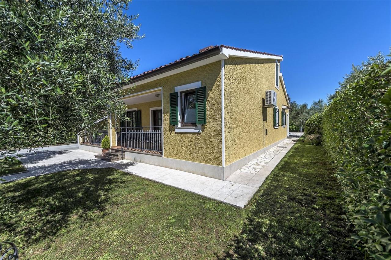 Spacious Three-Bedroom Villa Balun With Pool Πόρετς Εξωτερικό φωτογραφία