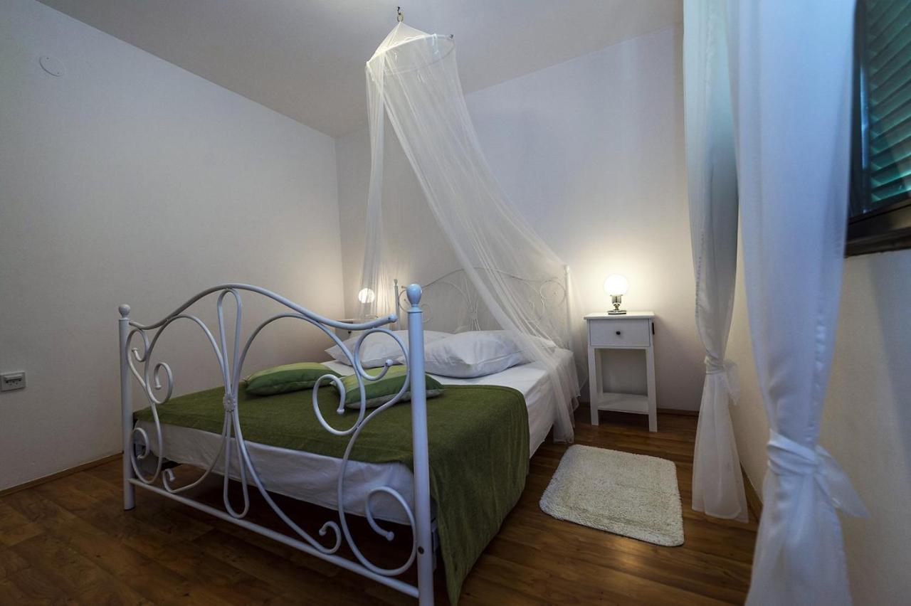 Spacious Three-Bedroom Villa Balun With Pool Πόρετς Εξωτερικό φωτογραφία
