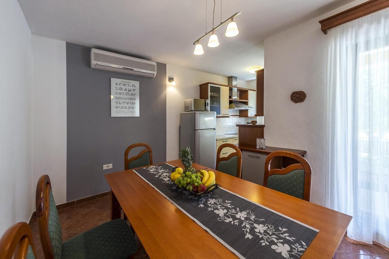 Spacious Three-Bedroom Villa Balun With Pool Πόρετς Εξωτερικό φωτογραφία